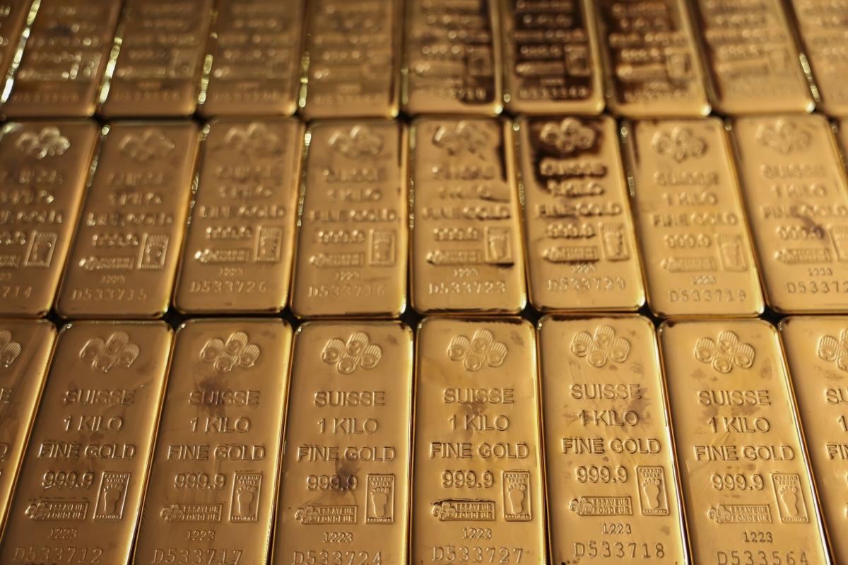 Gold Falls Alongside Stocks, Commodities Ahead of Fed Decision